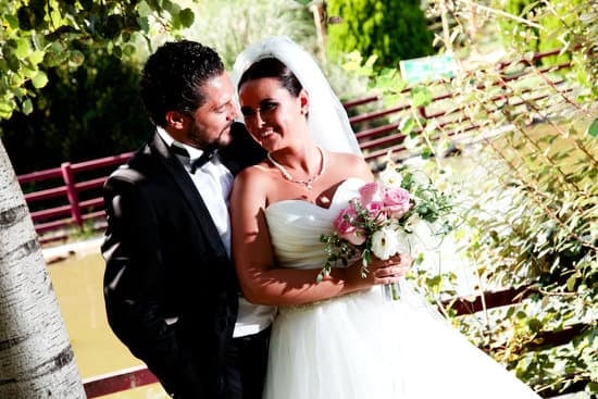 How Much Wedding Cake for 150 Guests: Ample servings of decadent cake for all attendees