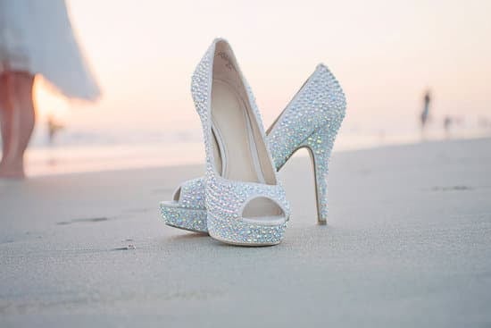 What to Write in a Wedding Card for a Friend 7 Wedding Card Wishes for Friend: Warm wishes, love, and happiness for your special day