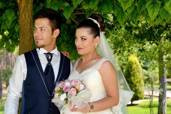 How Much Cash to Gift at Wedding 1 How much cash to gift at wedding: Thoughtful amount to cover expenses and show appreciation for the couple's big day