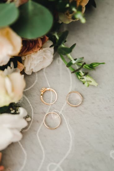 How much should wedding guests pay for hotel: Consider the venue, amenities, and location when setting a reasonable price