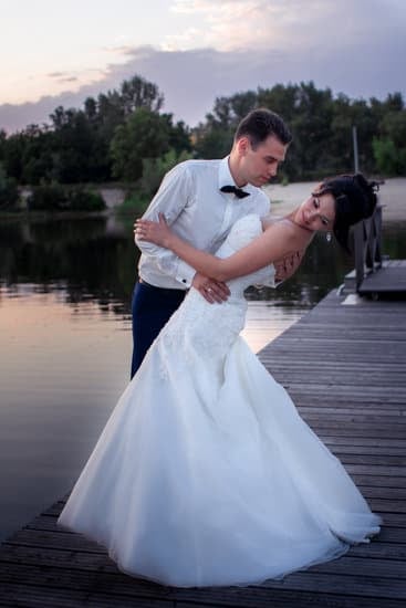 Can I Wear White Pants to a Wedding Reception 1 Can I wear white pants to a wedding reception - Stylish wedding reception outfit with white pants