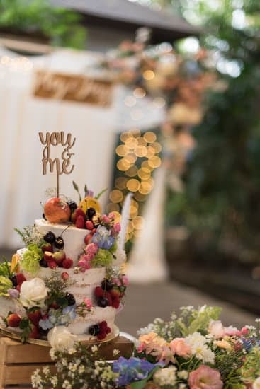 What to Wear to a Wedding for Woman: Elegant dress and heels