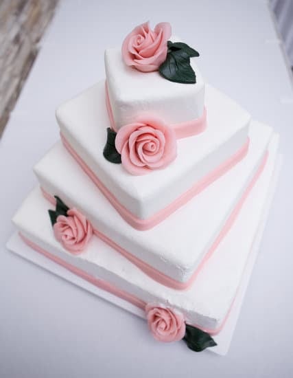 What's Wrong with Secretary Kim Wedding: Glamorous outdoor ceremony with beautiful floral arrangements and elegant decor