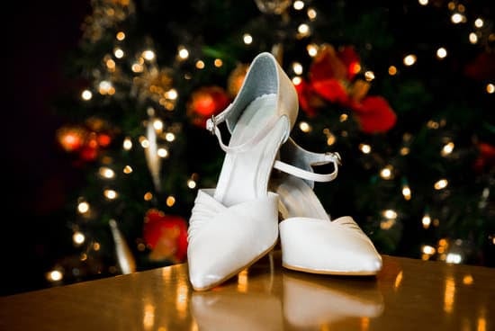 How Do Your Wedding Rings Go On: A Step-by-Step Guide for Couples