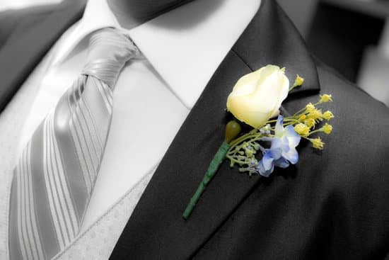 Traditionally, does the groom's family pay for the wedding expenses