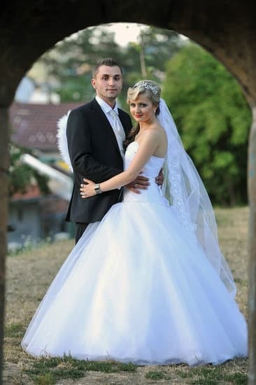 How many people should I invite to my wedding - A Guide to Making Your Guest List Perfect