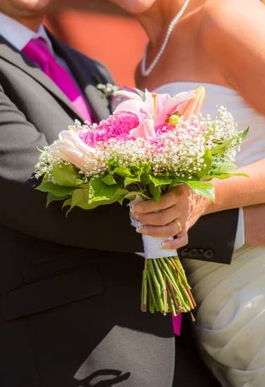 How to Decorate Your Wedding Cake Table 1 - How to Decorate Your Wedding Cake Table: elegant tablecloth, floral arrangements, and personalized cake topper