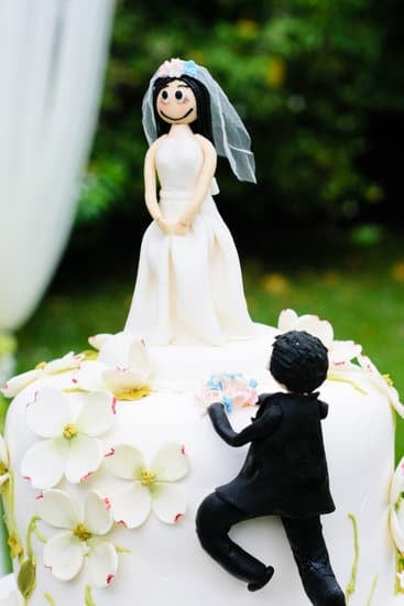 How Much Does a 5 Tier Wedding Cake Weigh 1 How Much Does a 5 Tier Wedding Cake Weigh: A Delicious 50-Pound Centerpiece
