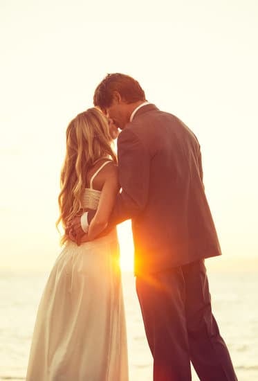 What Colors to Wear to a Summer Wedding 1 Summer wedding attire: Opt for pastels, light blues, and floral prints for a pop of color