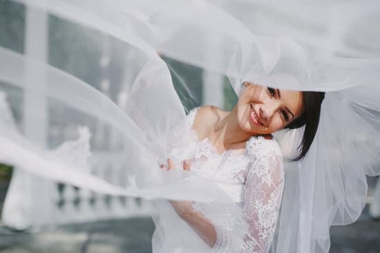 Do Bridesmaids Have to Give Wedding Gifts 1 Optional: Bridesmaids' Wedding Gift Etiquette