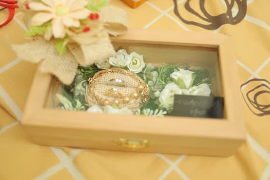 How to Congratulate Your Best Friend on Her Wedding 9 How to Congratulate Your Best Friend on Her Wedding: Personalized Gift Ideas and Heartwarming Messages