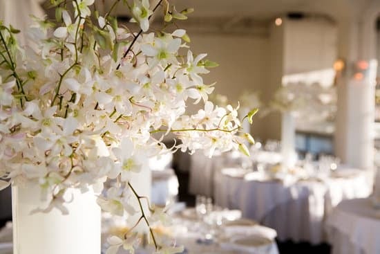 Beautiful and Elegant A WEDDING LOGO: Simple, timeless design for your special day