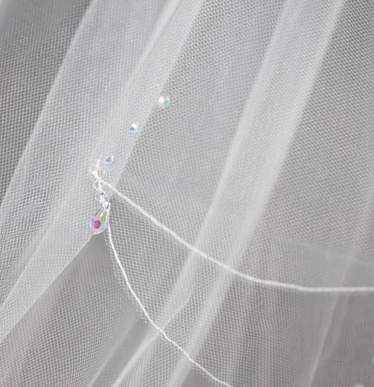 Sending appreciative thank you cards after a wedding is a gracious and thoughtful gesture