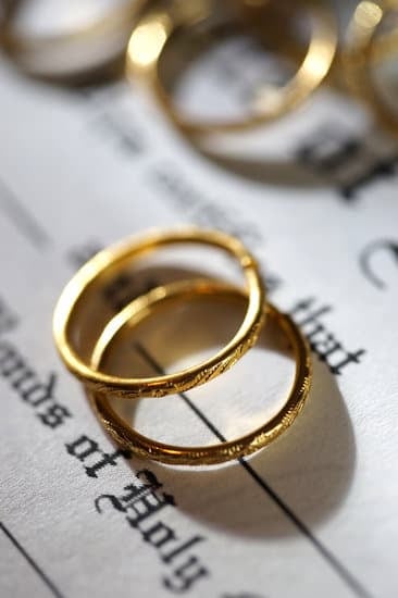 Which Ring Goes First Engagement or Wedding 1 Proper ring order: Engagement ring first, wedding ring second. Keyword: WHICH RING GOES FIRST ENGAGEMENT OR WEDDING