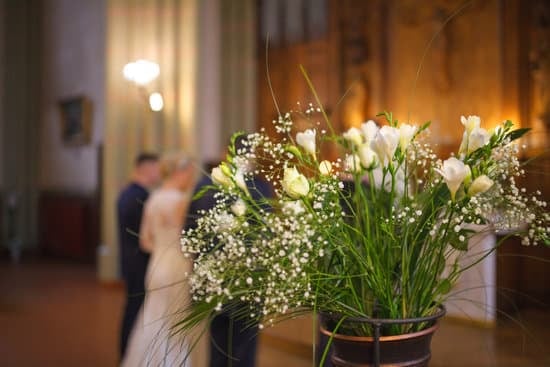 For a wedding, how far out do you send out wedding invitations: A guide for brides-to-be