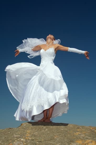 How Much Wedding Cake for 60 Guests 19 How much wedding cake for 60 guests: Enough to delight every attendee without leftover slices