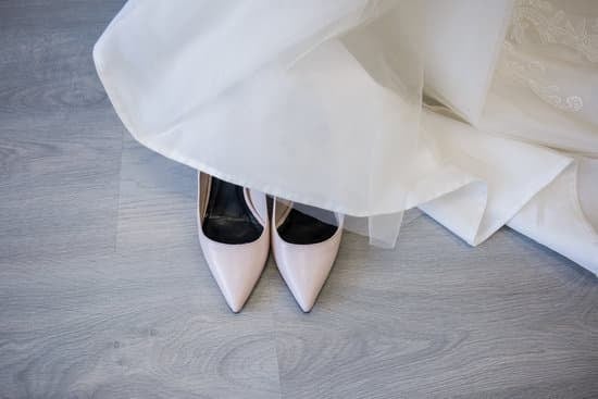 Do Germans Wear Wedding Rings 1 Traditional German wedding customs include exchanging wedding rings as a symbol of union and commitment