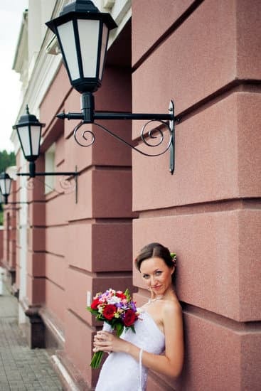 How to Decorate a Mantel for a Wedding 1 Step-by-step guide: How to Decorate a Mantel for a Wedding with Elegant Floral Arrangements