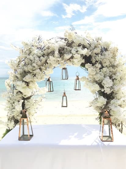 How many side dishes for wedding buffet - A variety of seasonal vegetables, salads, and starches complement the buffet