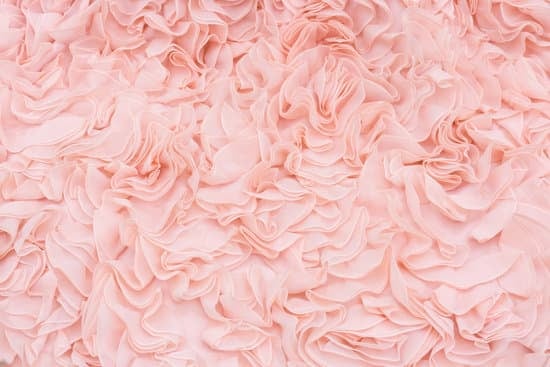 What to Wear to Wedding as a Guest 1 What to wear to wedding as a guest: Stylish cocktail dress and heels for a classic look