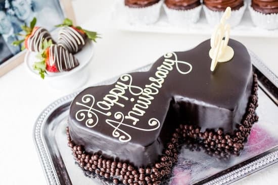 What present for 1st wedding anniversary: personalized photo frame with wedding date and names