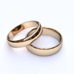 Step-by-step guide on how to cascade flowers on a wedding cake