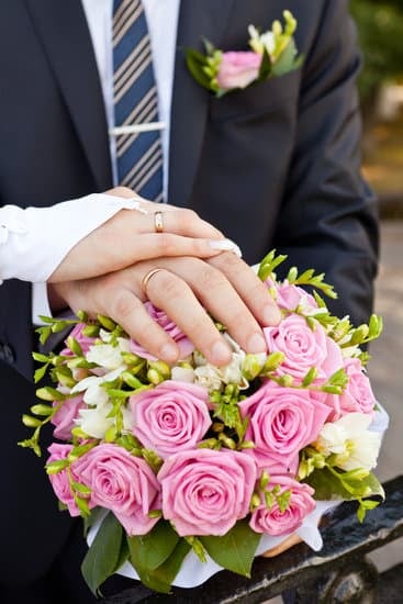 Traditional wedding etiquette: Groom's family pays for the wedding ring