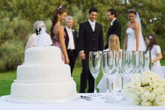 When to Have Wedding Shower 1 Plan the perfect WHEN TO HAVE WEDDING SHOWER: Tips for choosing the right date