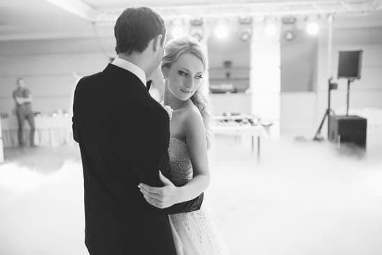 How should a man's wedding ring fit: A comfortable, snug fit with no sliding or pinching