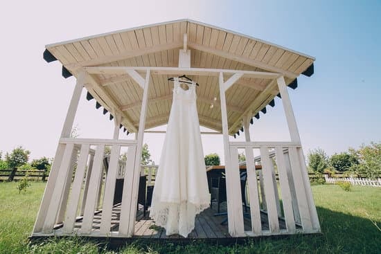 What to Expect at a Courthouse Wedding: Simple Ceremony, Legal Formalities, and Intimate Setting