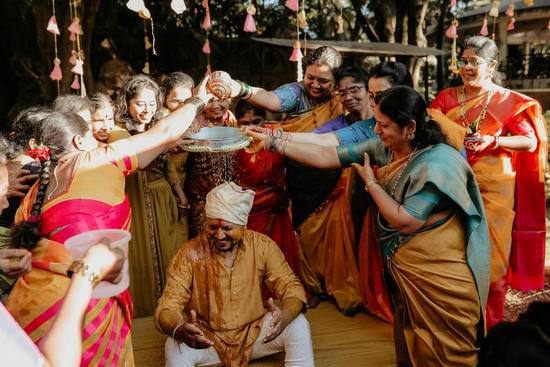 How Should You Kiss at Your Wedding 1 How should you kiss at your wedding: a romantic and enchanting display of love