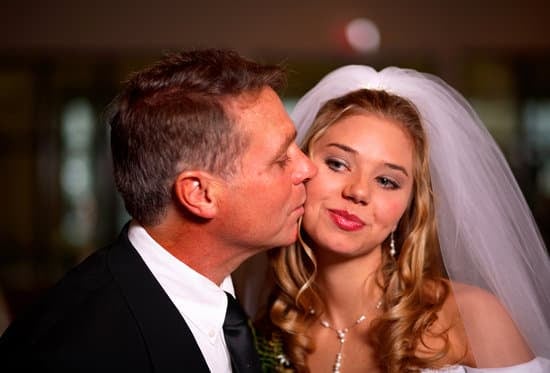 how to decline a wedding invite