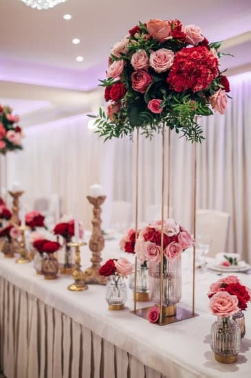 Step-by-step guide for How to Decorate a Wedding Reception Table with elegant centerpieces and table runners