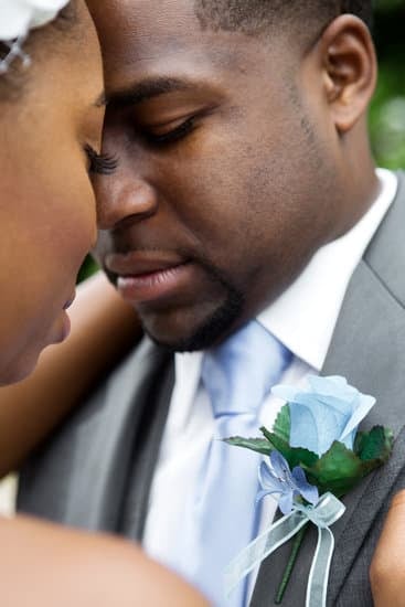 Open toe shoes with autumn flair for a fall wedding outfit