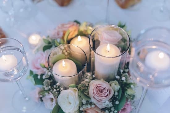 Which Order Do You Wear Engagement Wedding and Anniversary Rings 1 Proper order of wearing engagement, wedding, and anniversary rings: Engagement on top, wedding in the middle, anniversary on bottom