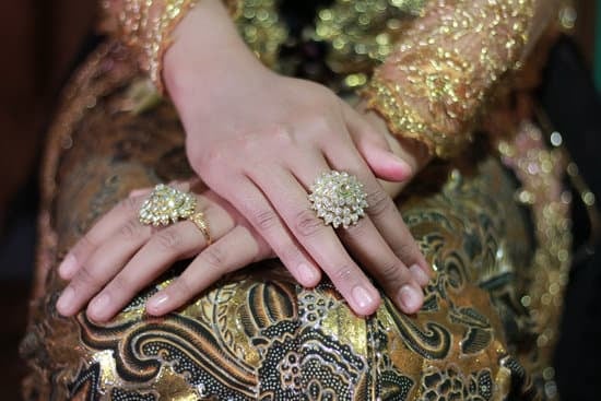 How Much to Tip the Caterer at a Wedding: 15-20% of the Total Catering Bill