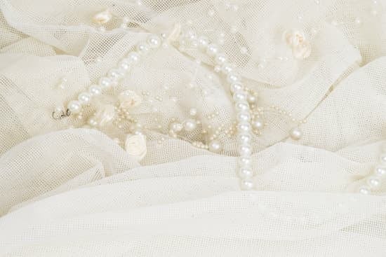 How much to pay preacher for wedding ceremony: reasonable compensation for officiant's services