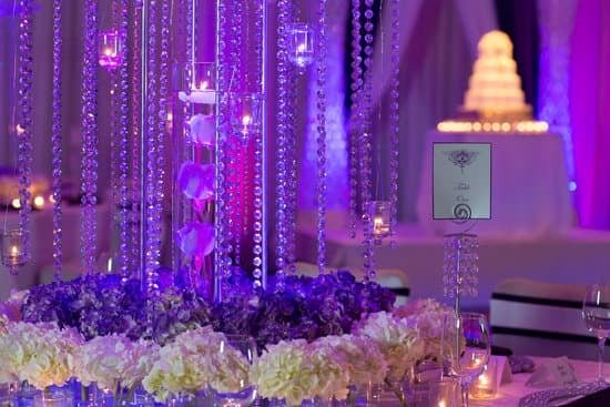 Who Pays for the Flowers in a Wedding 1 Traditionally, the bride's family pays for the wedding flowers, but modern couples often split the cost