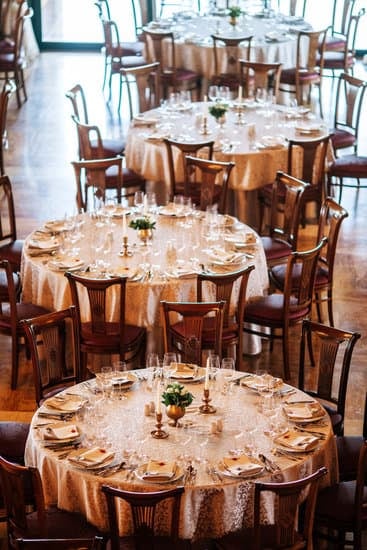 How Long Before a Wedding Should RSVPs Be Returned