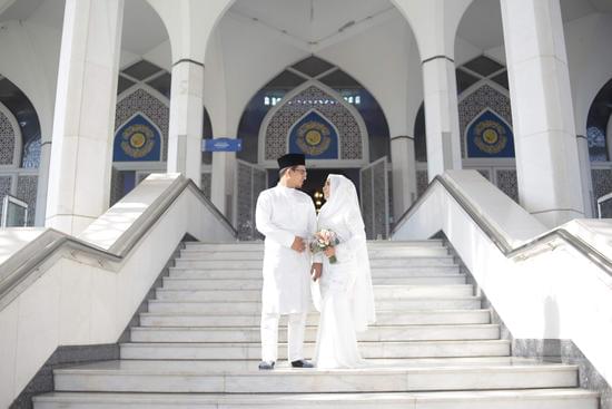 How Much Does a Decent Wedding Ring Cost 1 Decent wedding ring cost varies by quality, with average starting around $2,000