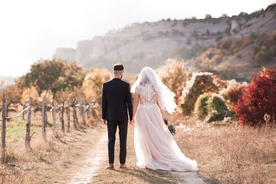 Timing and Etiquette guide for when you should RSVP for a wedding