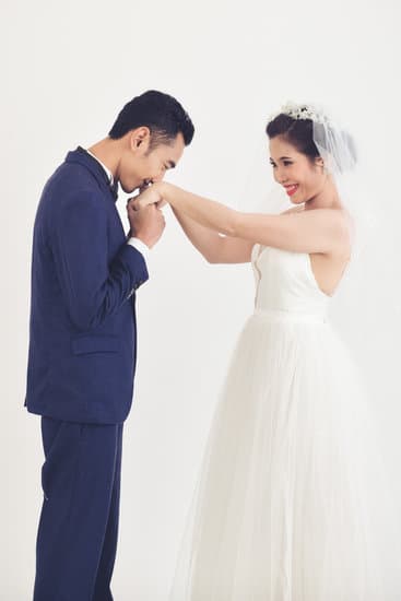 Do You Tip Vendors at Wedding - Yes, it's customary to tip vendors for good service