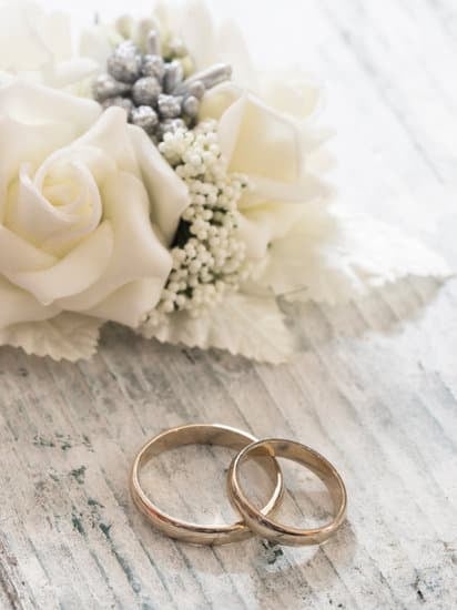 Wearing wedding ring on right hand etiquette