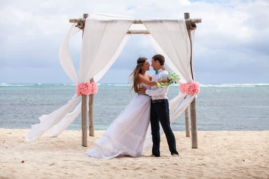 How Much Money Is Acceptable for a Wedding Gift 1 How Much Money is Acceptable for a Wedding Gift