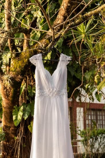 Step-by-step guide on how to choose a wedding florist for the perfect blooms