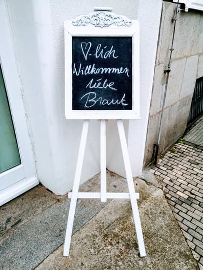 How Big a Wedding Cake for 100 Guests 1 Large tiered wedding cake serving 100 guests beautifully decorated with floral accents and elegant details