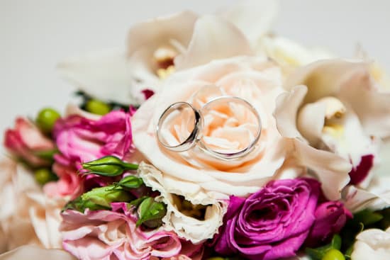 Can I Wear a Wedding Band if I Not Married 1 Single woman asking 'Can I wear a wedding band if I'm not married' for fashion statement