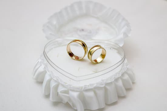 Are Bridesmaids Supposed to Give a Wedding Gift 1 giving a wedding gift