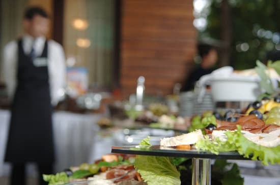 Do Brides Make Speeches at Weddings 1 Brides making speeches, a modern twist in weddings, adds personal touch and inclusivity