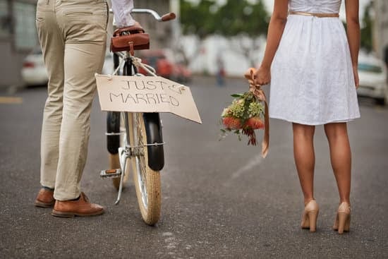 How Much Is It for a Wedding Dj 1 How much is it for a Wedding DJ - The cost of hiring a professional Wedding DJ varies